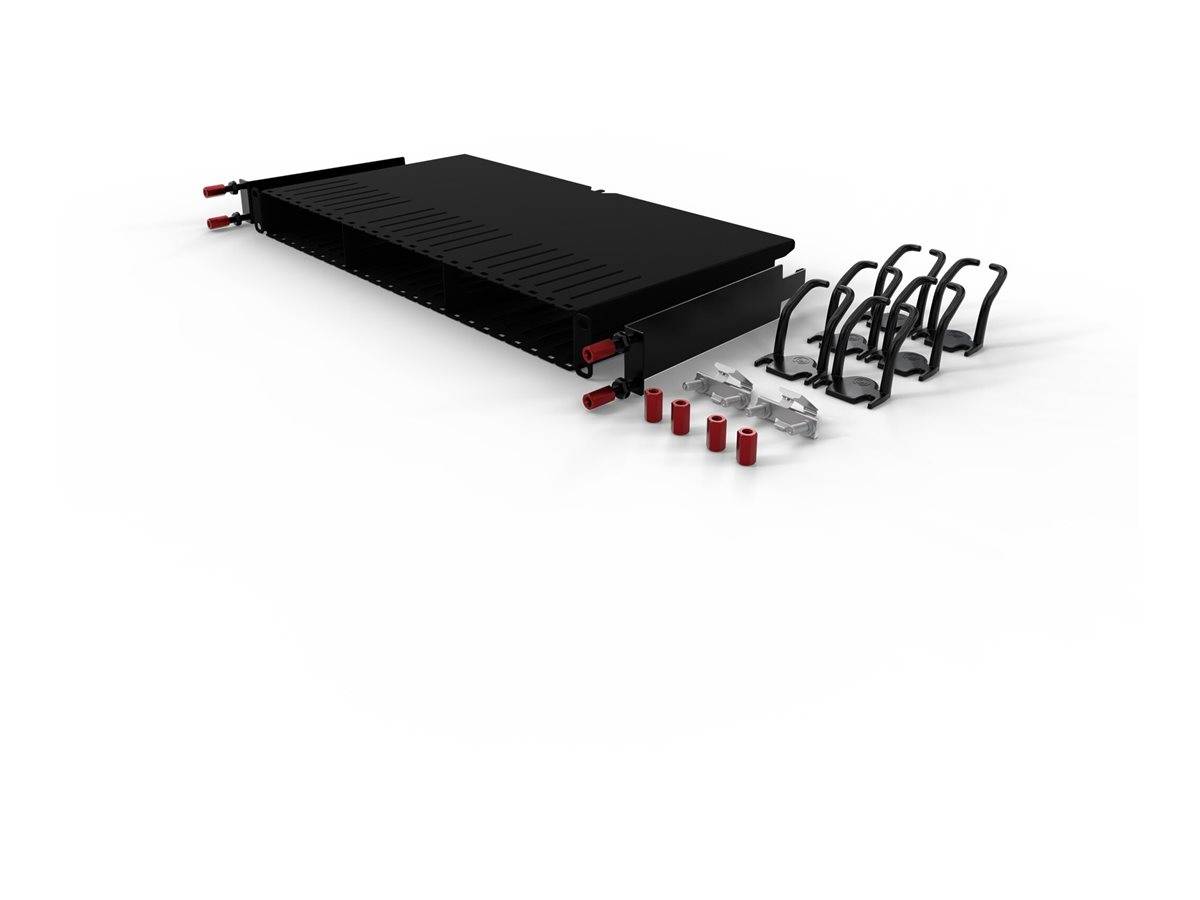 Ein schwarzes und rotes modulares Rack mit Halterungen und Verbindern zur Kabelorganisation, das eine effiziente und aufgeräumte Setuplösung betont.