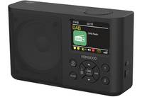 Ein schwarzes Kenwood-Radio mit einem digitalen Display, auf dem der Text 'DAB' zu sehen ist und das 'DAB Radio' wiedergibt. Unterhalb des Bildschirms befinden sich Bedienungstasten.