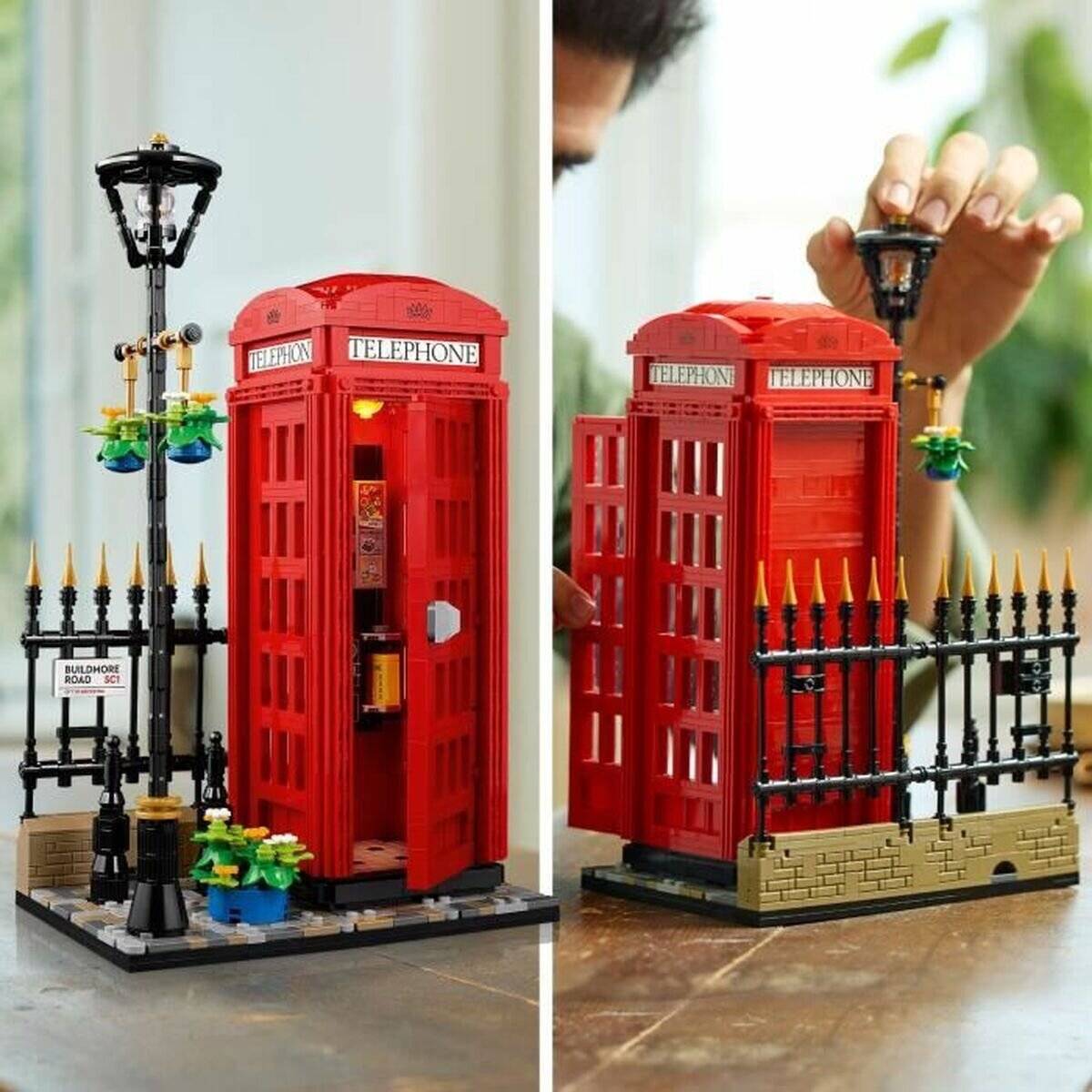 Ein rotes Londoner Telefonhäuschen-LEGO-Modell hinter einem schwarzen Zaun, das in zwei nebeneinander angeordneten Ansichten von einer Hand verstellt wird.