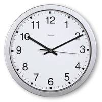 Analoge Wanduhr mit schwarzen Zeigern und Zahlen auf weißem Zifferblatt, die etwa 10:10 anzeigt.