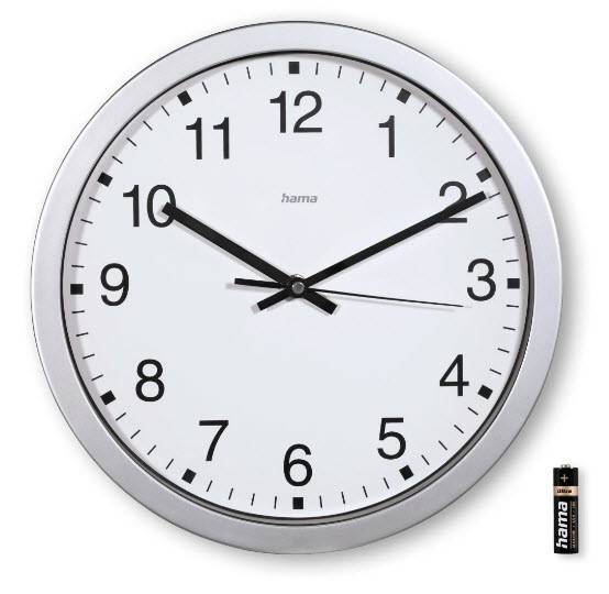 Weiße analoge Wanduhr mit schwarzen Ziffern und Zeigern, zeigt ungefähr 10:10; eine AA-Batterie ist unten rechts als Größenvergleich abgebildet.