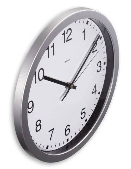 Runduhr an der Wand mit schwarzen Zahlen und grauem Rahmen, zeigt etwa 10:10 Uhr.