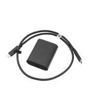Schwarzer Ladegerät mit kurzem USB-Kabel, das darum aufgewickelt ist, auf weißem Hintergrund.