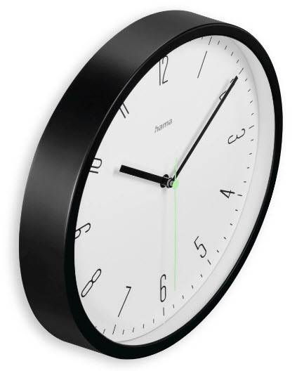 Eine schwarzgerahmte runde Wanduhr mit weißem Zifferblatt und schwarzen Ziffern, in einem Winkel dargestellt, mit Zeigern nahe bei 10:10.