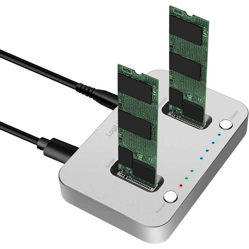 Ein silbernes RAM-Diagnosegerät mit zwei eingesteckten RAM-Modulen, an eine Stromquelle angeschlossen, mit verschiedenen Status-LEDs, die die Funktion anzeigen.