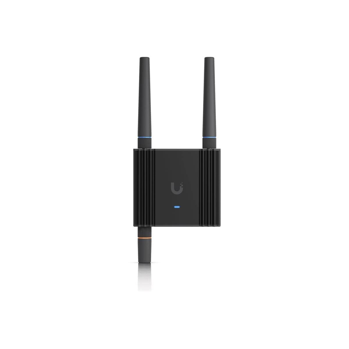 Ein schwarzer kabelloses Router mit drei Antennen, die ein blaues LED-Licht an der Vorderseite anzeigen, isoliert auf weißem Hintergrund.