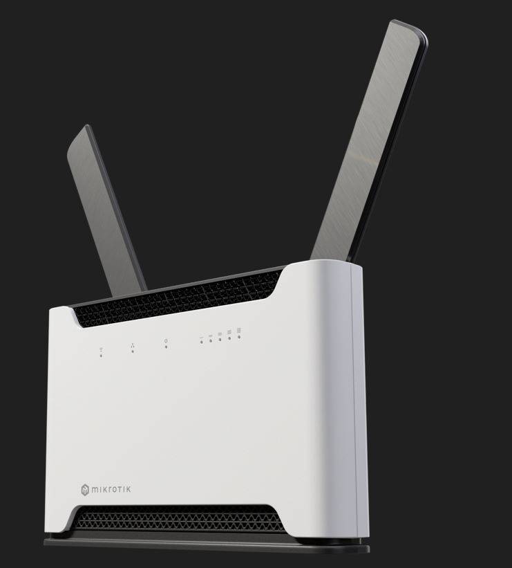 Weißer MikroTik Wi-Fi-Router mit zwei aufrechten Antennen auf dunklem Hintergrund.