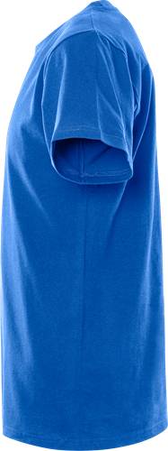 Ein blaues T-Shirt, das vor einem schwarzen Hintergrund hängt.