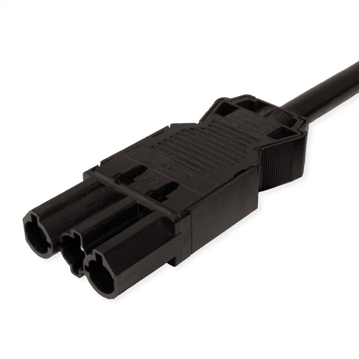 Schwarzer dreipoliger elektrischer Stromstecker an einem Kabel, in Nahaufnahme vor weißem Hintergrund dargestellt.