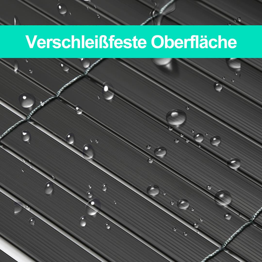 Nahaufnahme einer dunklen rillenförmigen Oberfläche mit Wassertropfen und dem deutschen Text „Verschleißfeste Oberfläche" in einem blaugrünen Banner, das eine verschleißfeste Oberfläche anzeigt.