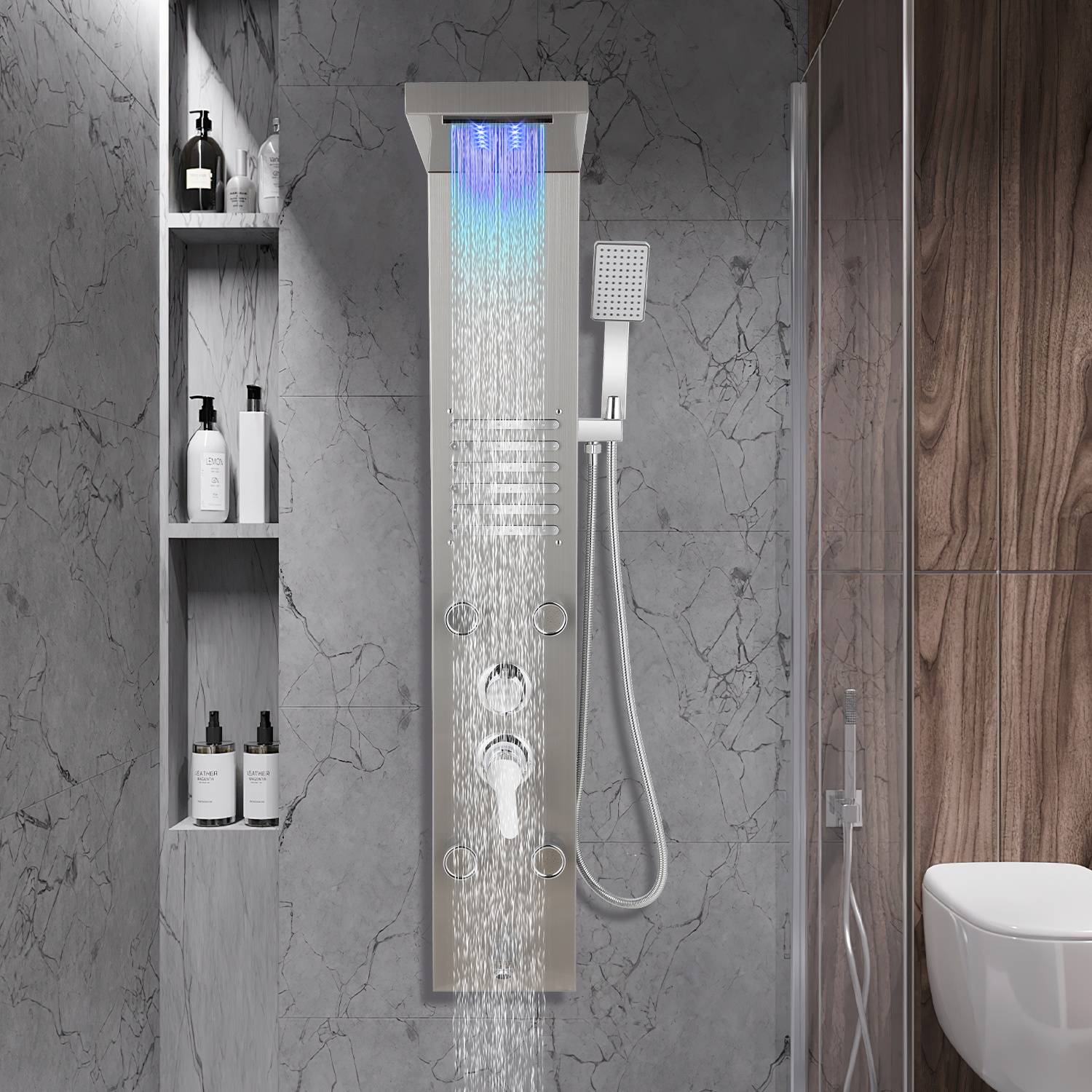Modernes Badezimmer-Duschpaneel mit Regenkopf, Körperdüsen, Handbrause und eingebauten Regalnischen neben einer Toilette und einer Holzduschtrennwand.