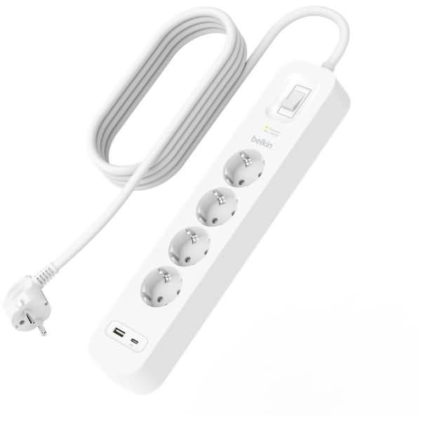 Weiße Steckdosenleiste mit vier Steckdosen, zwei USB-Anschlüssen, Schalter und angeschlossenem europäischem Steckerkabel.