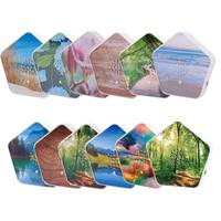 Eine Reihe hexagonaler Kacheln mit naturthematischen Bildern, die Strand-, Blumen-, Wald-, Berg- und Flussszenen in zwei Reihen angeordnet zeigen.