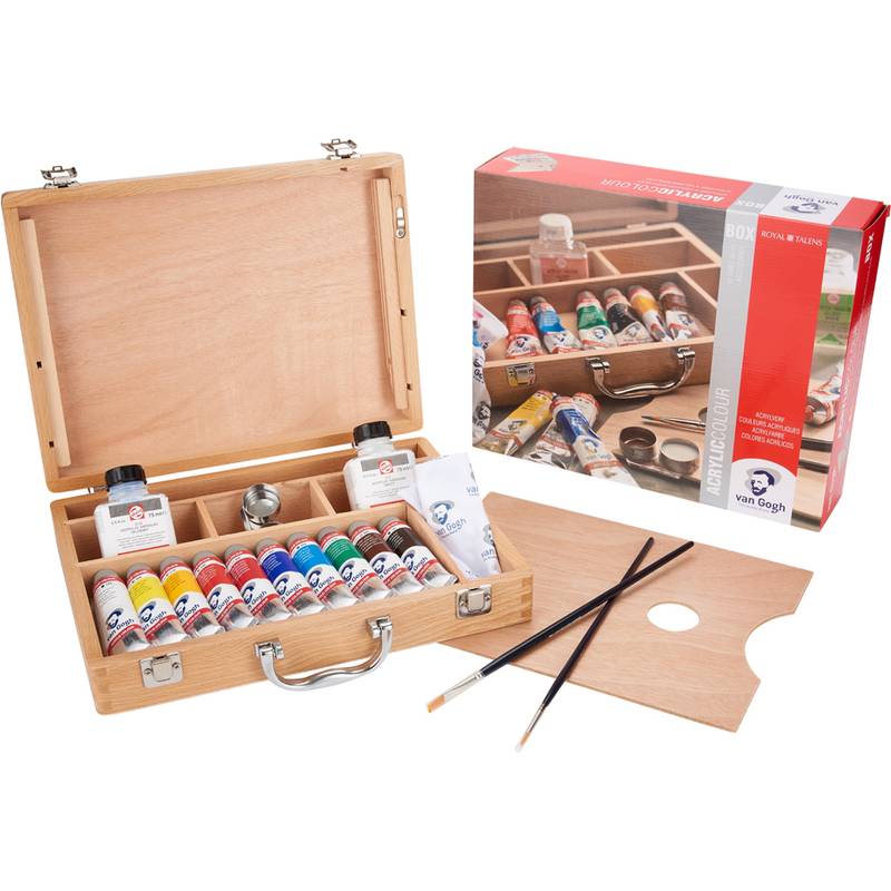 Offene Holzmalkasten-Garnitur mit assortiertem Farbtuben, Pinseln, Palette und Verpackung auf weißem Hintergrund.