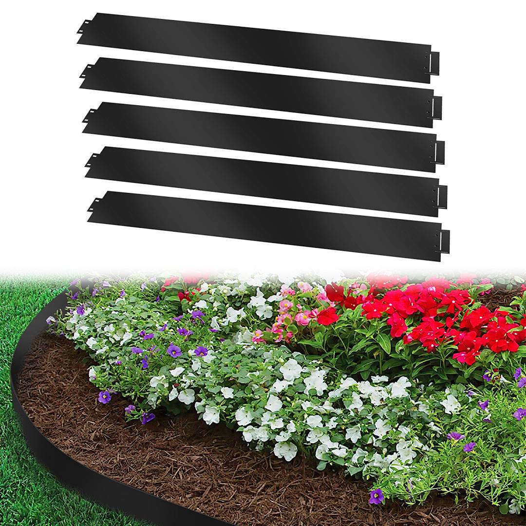 Blumenbeet-Einfassungskit über einem gestalteten Gartenbeet mit weißen, violetten und roten Blumen auf Rasen