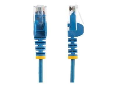 Zwei blaue Ethernet-Kabel mit gelben Streifen, ein Kabel zeigt den Stecker mit sichtbaren inneren Drähten, das andere ist mit einer Kappe versehen.