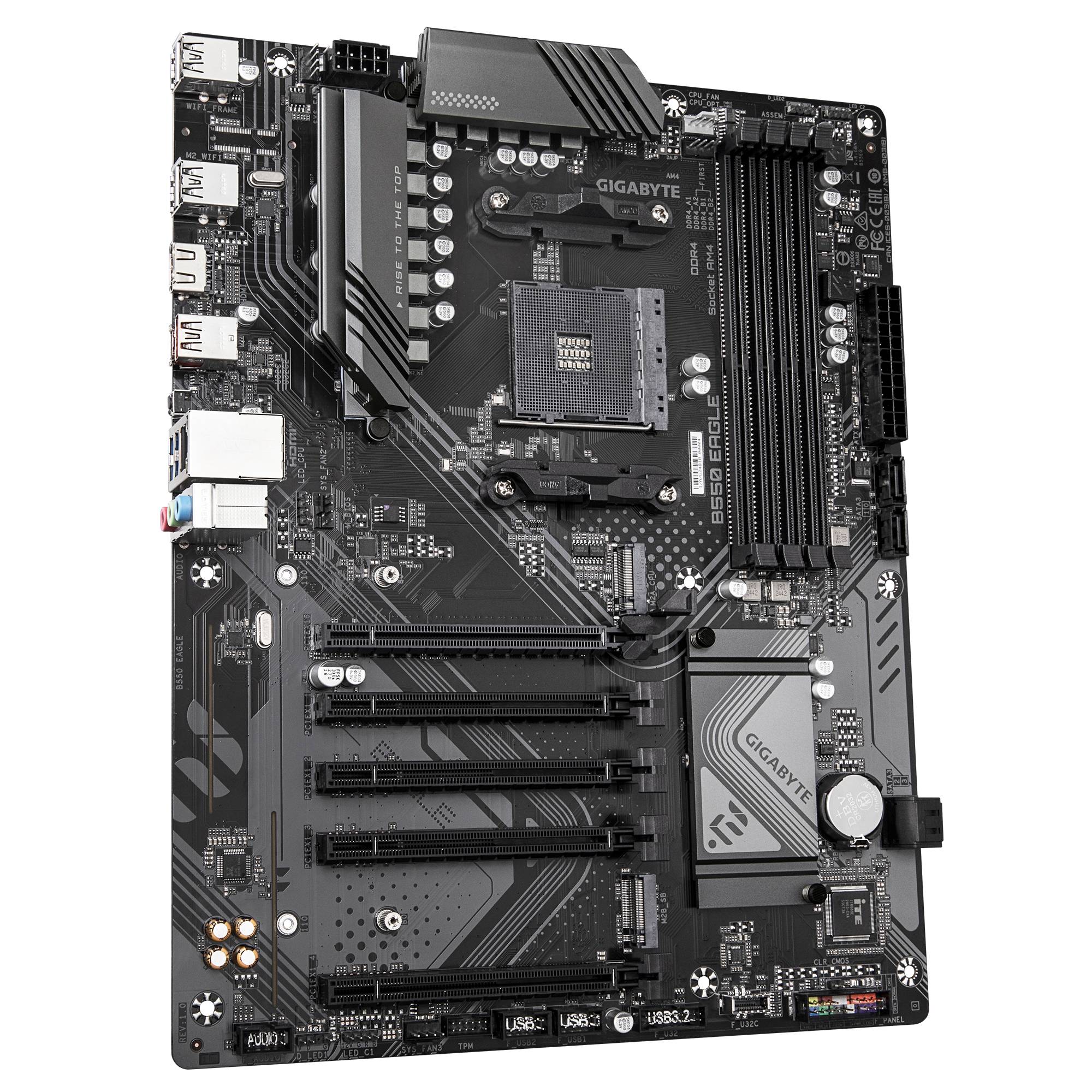 Gigabyte ATX-Hauptplatine mit AMD-Sockel, vier RAM-Steckplätze, mehrere PCIe-Steckplätze und Kühlkörper auf schwarzem Hintergrund dargestellt.