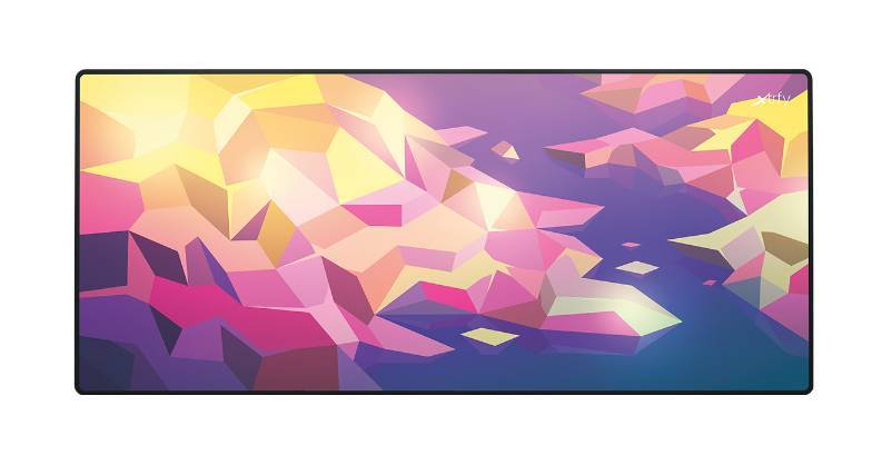 Abstraktes Bild mit pastellfarbenen geometrischen Formen in einem Farbverlauf aus Rosa-, Lila- und Gelbtönen, das einer fragmentierten Landschaft ähnelt.