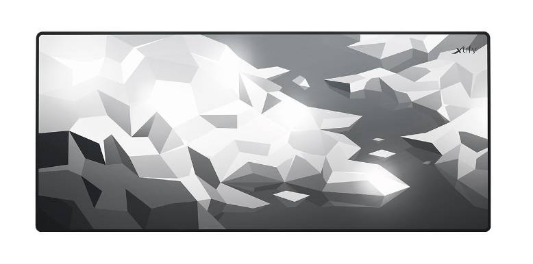 Ein geometrisches abstraktes Kunstwerk mit scharfkantigen weißen und grauen polygonalen Formen, die auf einem glatten, dunklen Hintergrund einen 3D-Effekt erzeugen.