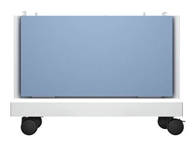 Ein blauer Krankenhausbett auf Rollen, von der Fußseite aus gesehen, mit einer weißen Basis und Laufrollen, vor einem einfarbigen Hintergrund.