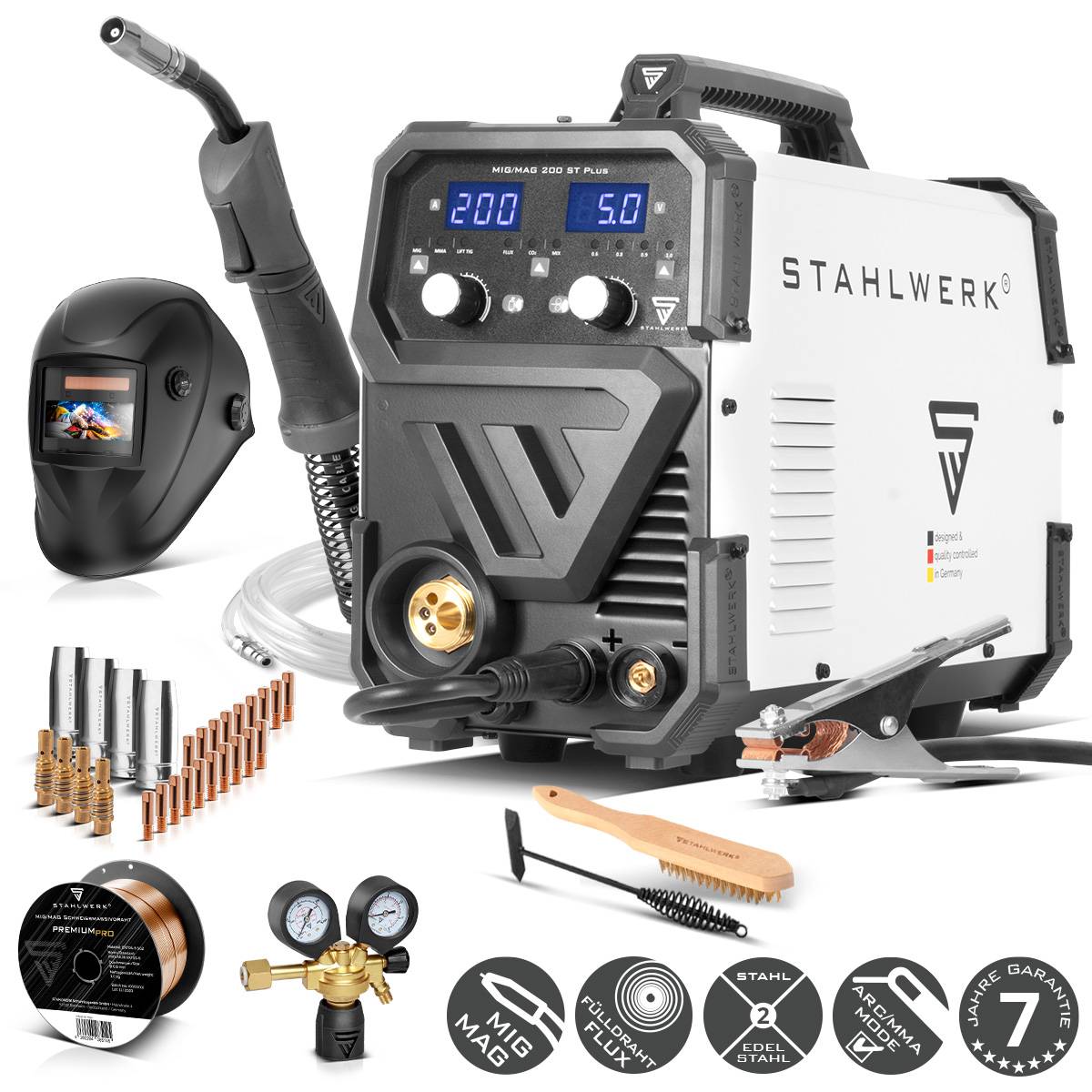 Eine Multifunktions-Schweißmaschine mit der Aufschrift 'Stahlwerk', ausgestattet mit zwei digitalen Displays, einer Schweißmaske, Elektroden und Zubehör wie einem Gasregler und Draht.