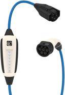 Elektrofahrzeug-Ladestation mit zwei verschiedenen Steckertypen vor weißem Hintergrund, die die Konnektivitätsoptionen zum Laden zeigt.