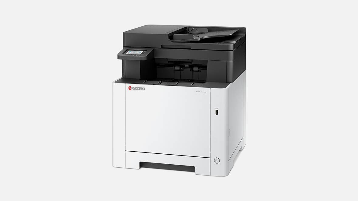 Weiß-schwarzes Multifunktions-Bürodrucker-/Kopiersystem in Dreiviertelsicht auf einfachem hellem Hintergrund.
