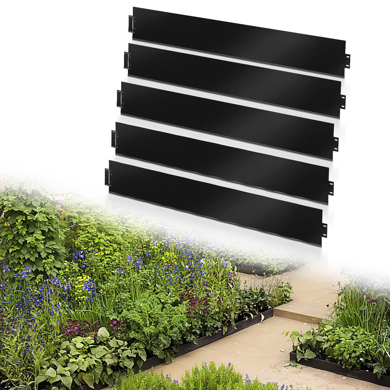 Schwarze wandmontierte horizontale Lamellen über einem angelegten Gartenpfad mit Blütenpflanzen und Grünflächen.
