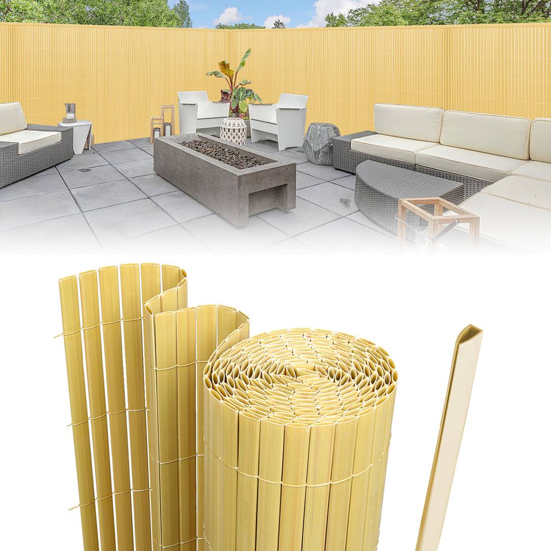 Terrasse mit gelbem Bambusoptik-Sichtschutzzaun rund um graue Außensitzgelegenheiten, plus eine Nahaufnahme von aufgerollten und gefalteten passenden Zaunpaneelen.