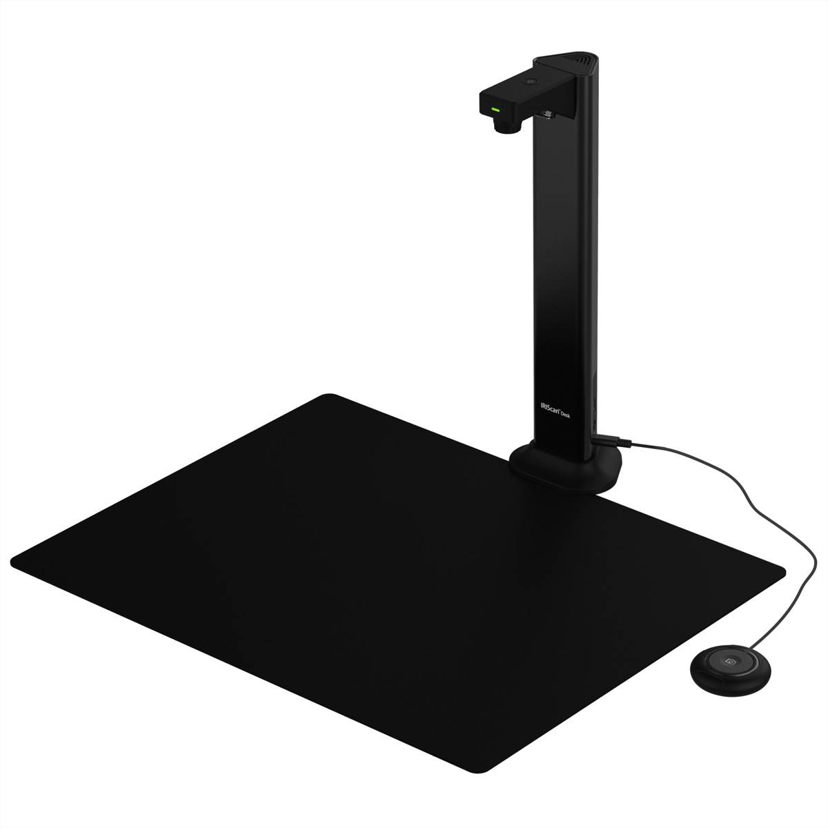 Dokumentenscanner mit Overhead-Kamera auf einem Ständer über einer flachen schwarzen Scanning-Matte und einer kabelgebundenen runden Fußpedalsteuerung.