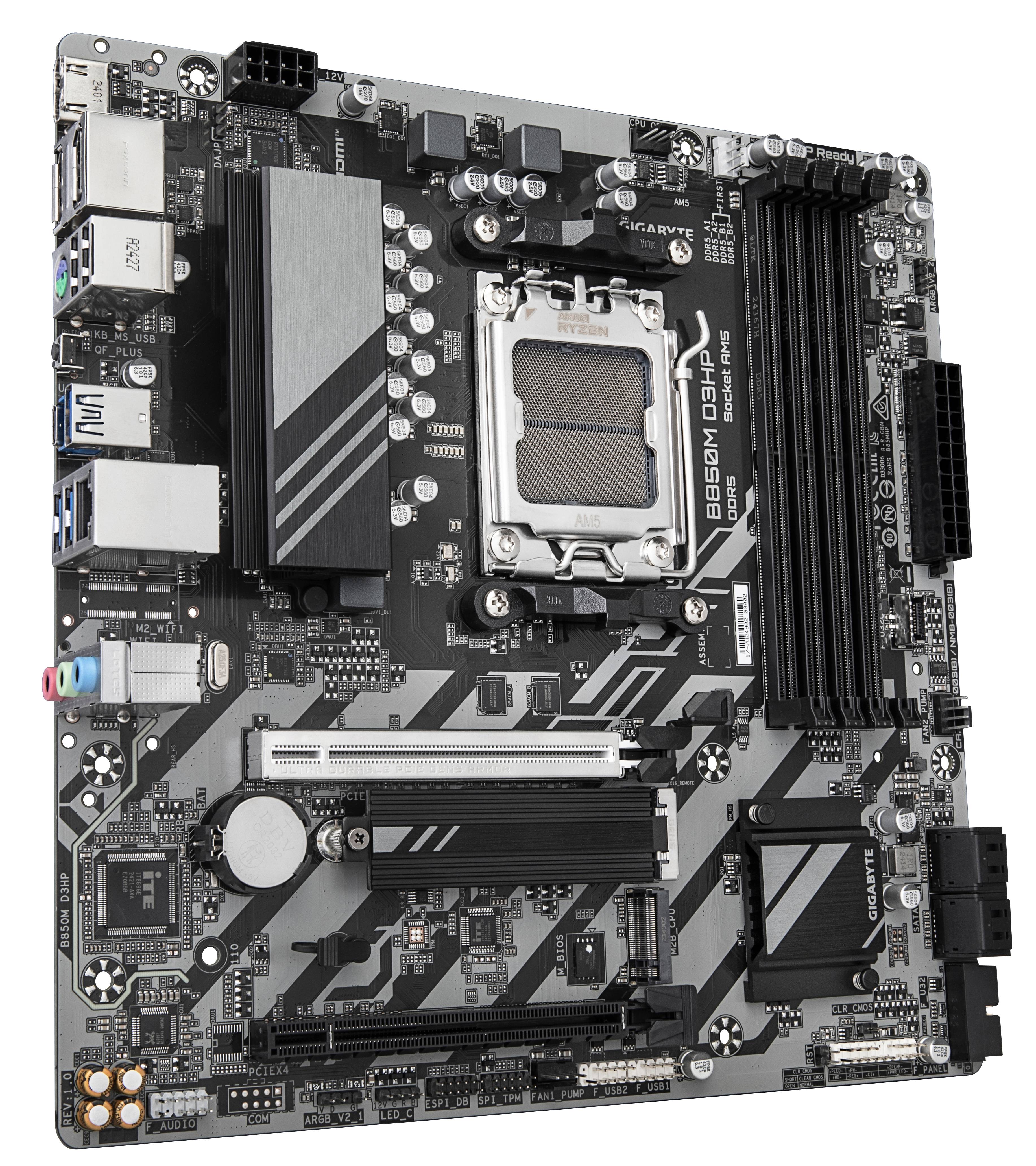 Computerplatine mit Intel-CPU-Sockel, vier RAM-Steckplätzen, PCIe-Steckplätzen und Kühlkörpern, isoliert auf einfachem Hintergrund dargestellt.