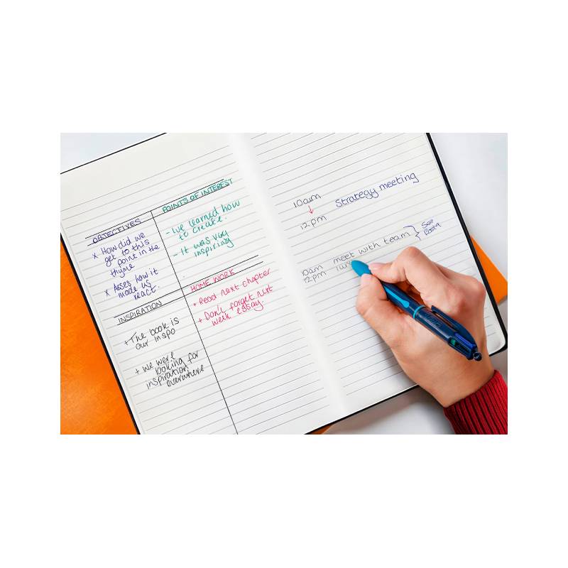 Eine Person schreibt in ein Notizbuch und plant Aufgaben. Die linke Seite enthält Listen mit „Erledigt