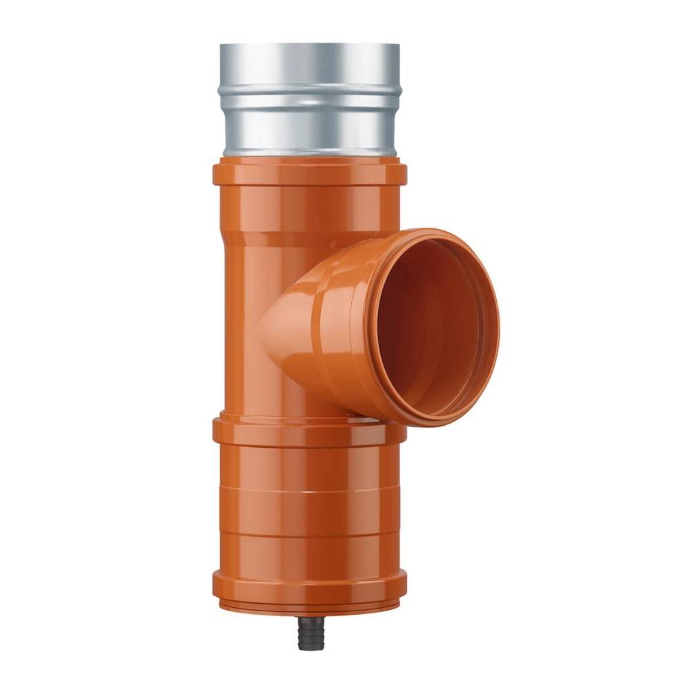 Ein T-förmiges orangefarbenes Entwässerungsrohr mit seitlicher Öffnung und Metallverbinder oben, verwendet für Sanitär- oder Abwassersysteme.