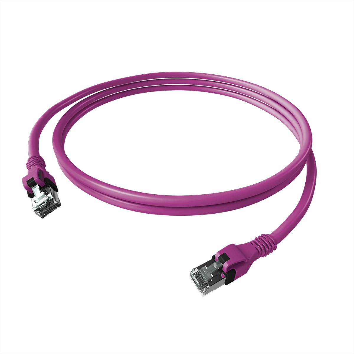 Violettes Ethernet-Kabel mit RJ45-Steckern an beiden Enden, aufgerollt auf weißem Hintergrund.