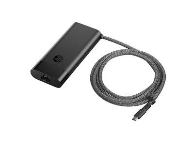 Ein schwarzer Powerbank mit einem abnehmbaren geflochtenen USB-C-Kabel, entwickelt zum Aufladen von Geräten.