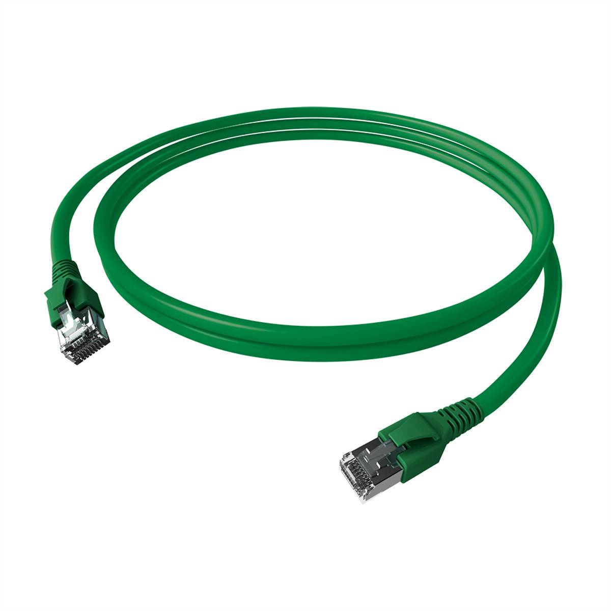 Grünes Ethernet-Netzwerkkabel mit RJ45-Steckern an beiden Enden, aufgerollt auf weißem Hintergrund.