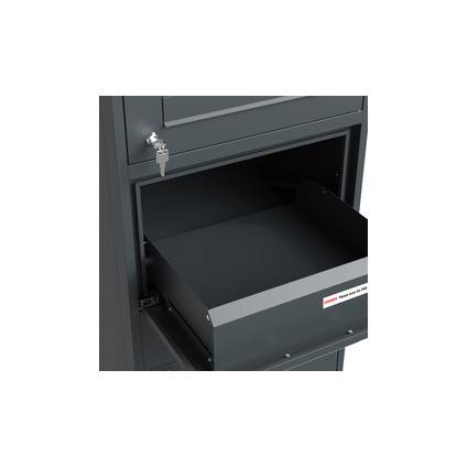 Schwarze Metallschublade oder Tablett, das aus einem verschlossenen Schrank teilweise herausgezogen ist und für sichere Lagerung verwendet wird.