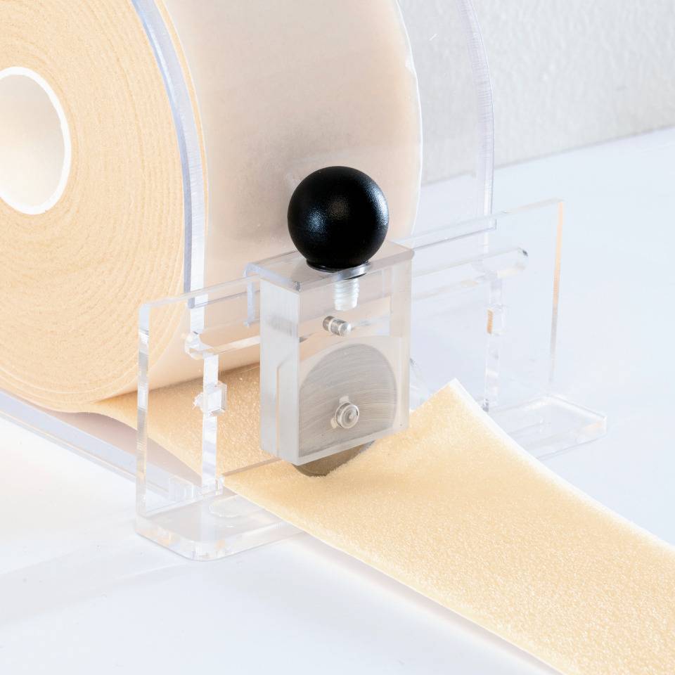 Pflasterspender f. Rollenpflaster mit Messer, 2 QuickSoft Bandagen, beige, 5,5cm, 5m