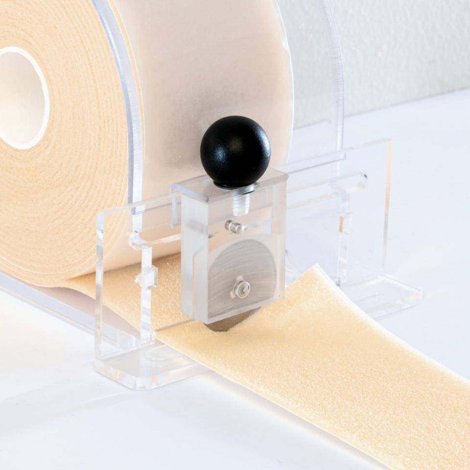 Pflasterspender f. Rollenpflaster mit Messer, 2 QuickSoft Bandagen, beige, 5,5cm, 5m