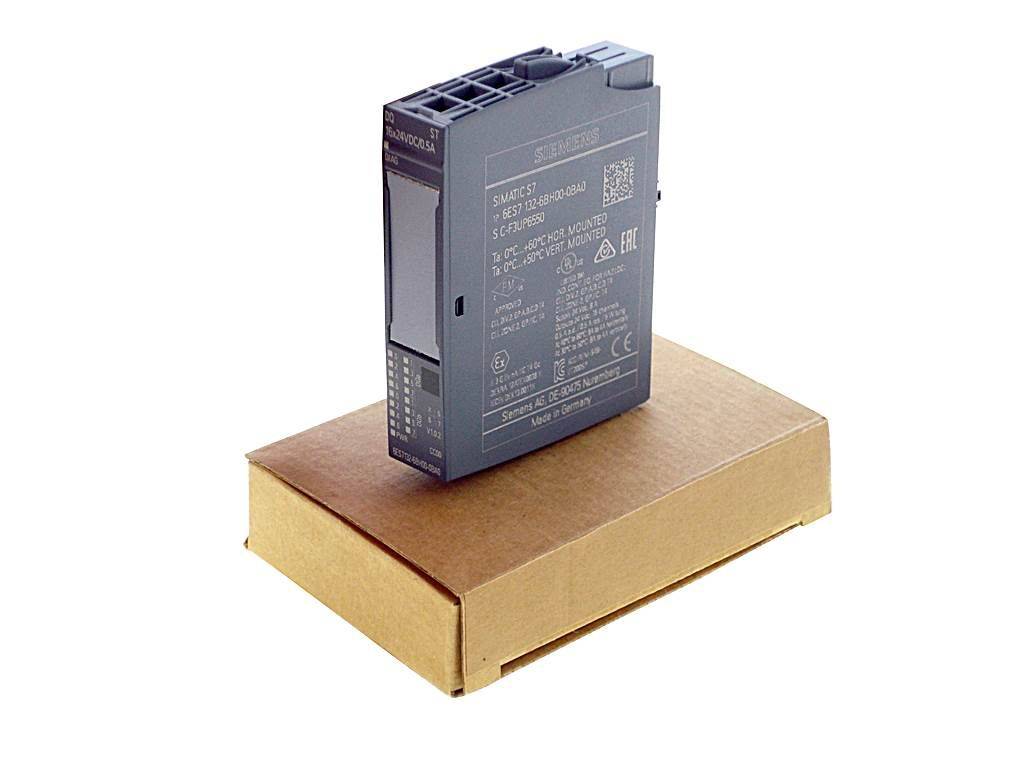 Ein Siemens SIMATIC S7-1200 Speicherprogrammierbare Steuerung (SPS) Modul auf einer braunen Kartonschachtel vor weißem Hintergrund platziert.