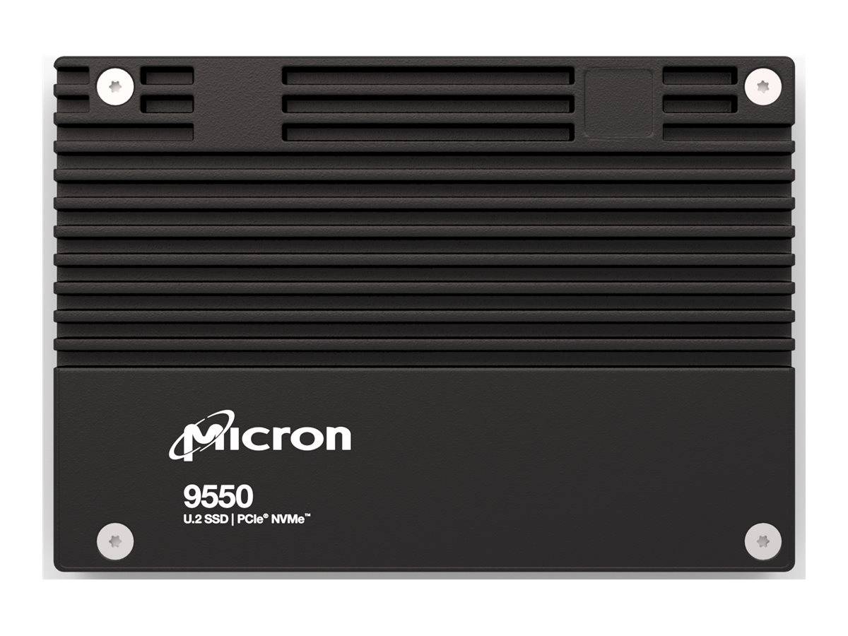 Black Micron 9550 U.2 PCIe NVMe SSD von vorne mit Kühlrippen und Befestigungsschrauben dargestellt.