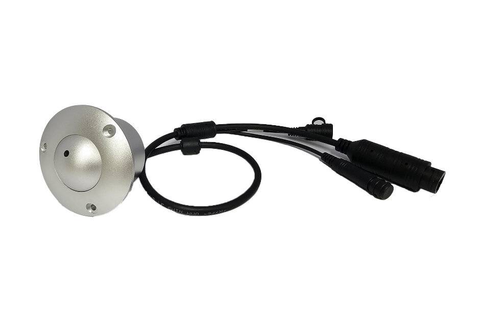 Silberne runde Einbauleuchte mit angebrachtem schwarzem Kabel und Anschlüssen auf weißem Hintergrund.