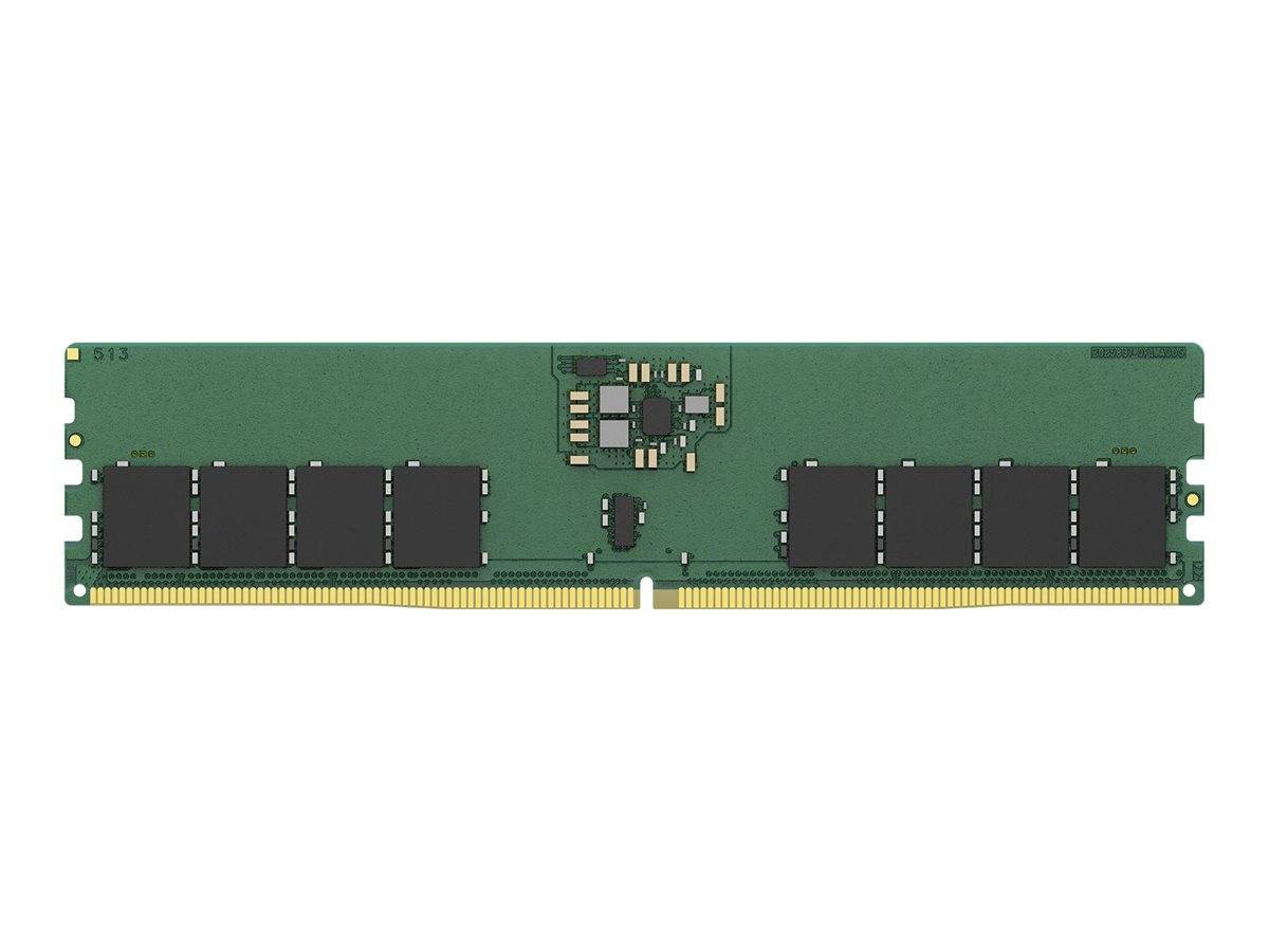 Ein grünes Computerspeicher-RAM-Modul mit mehreren schwarzen Chips und goldenen Steckerkontakten auf weißem Hintergrund.