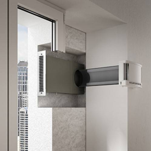Nahaufnahme eines wandmontierten ausziehbaren Arms, der durch eine Strukturklammer an einem Fenster befestigt ist, wahrscheinlich ein Stütz- oder Montagessystem.