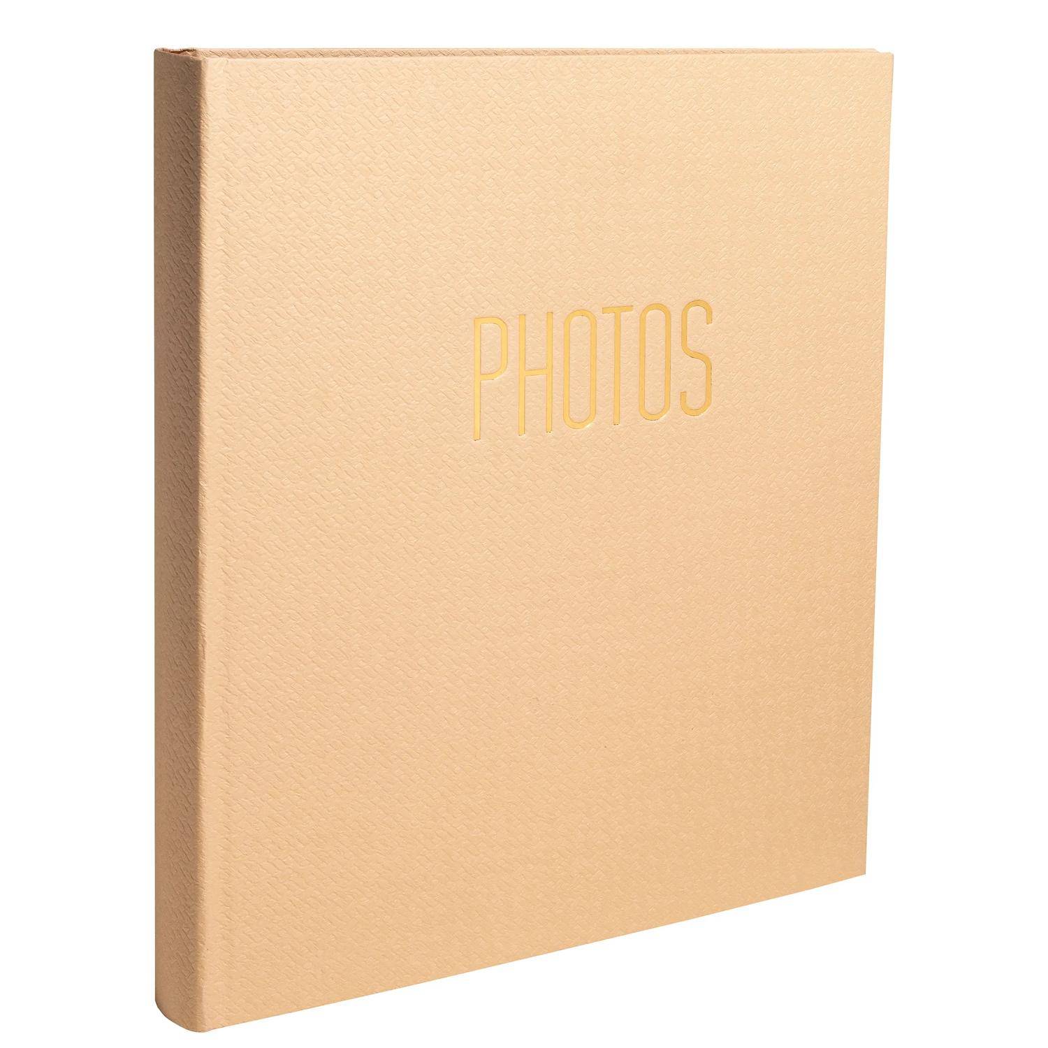 Beigefarbiges Fotoalbum mit dem Wort „FOTOS" geprägt auf dem Umschlag.