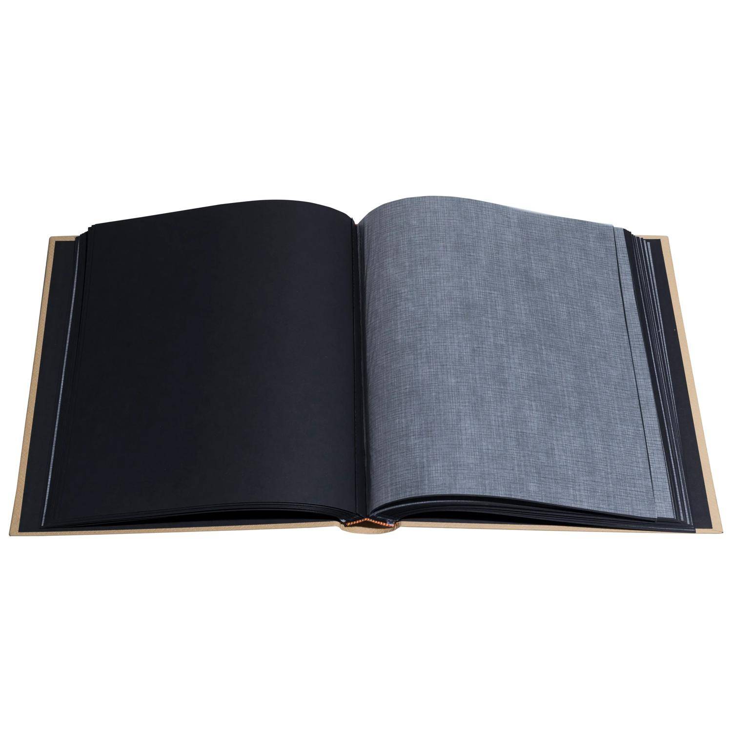 Aufgeschlagenes Buch mit leerer schwarzer linker Seite und leerer grauer strukturierter rechter Seite auf weißem Hintergrund.