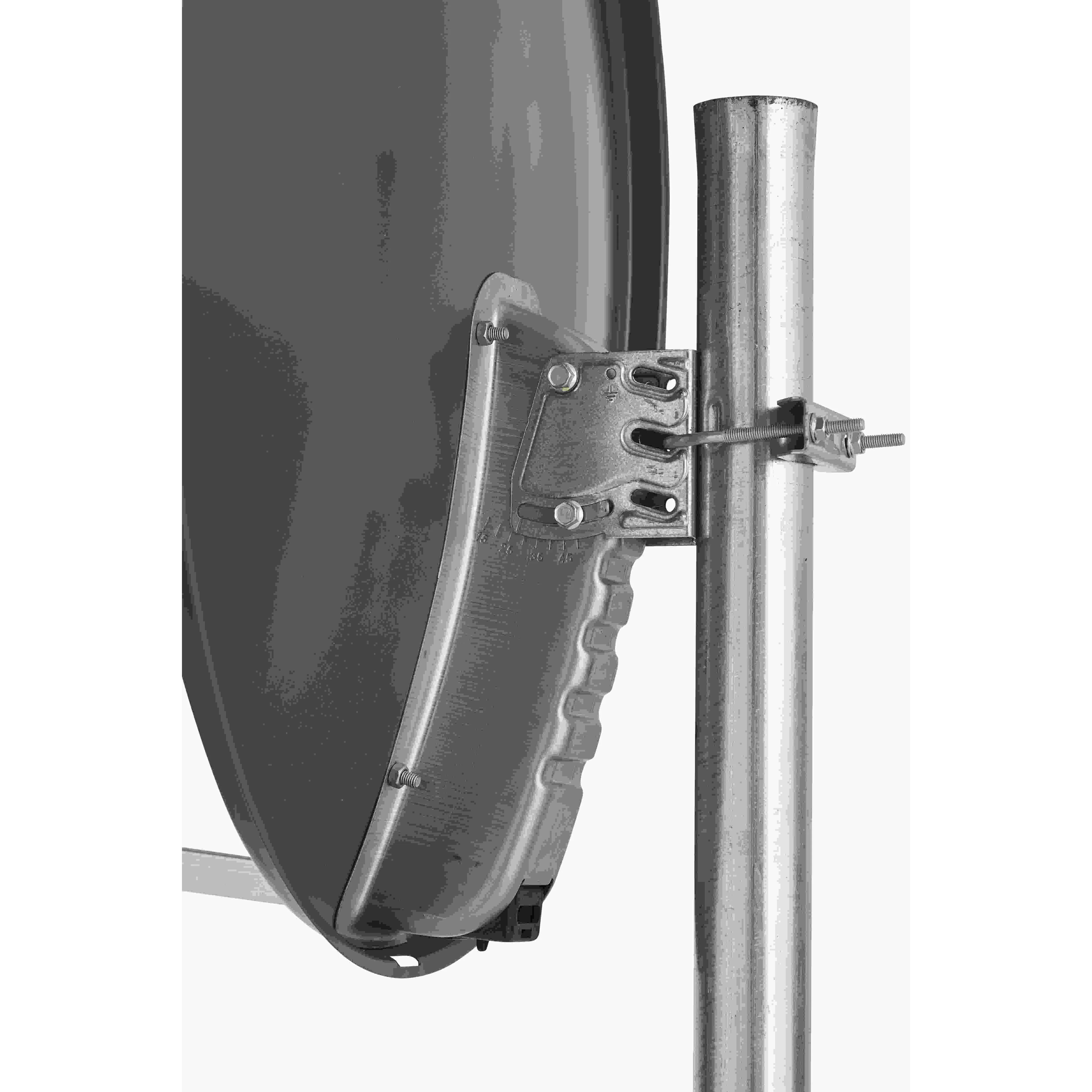 Nahaufnahme einer auf einem Metallmast montierten Satellitenschüssel mit einer Klemmschelle und einem Stützarm.