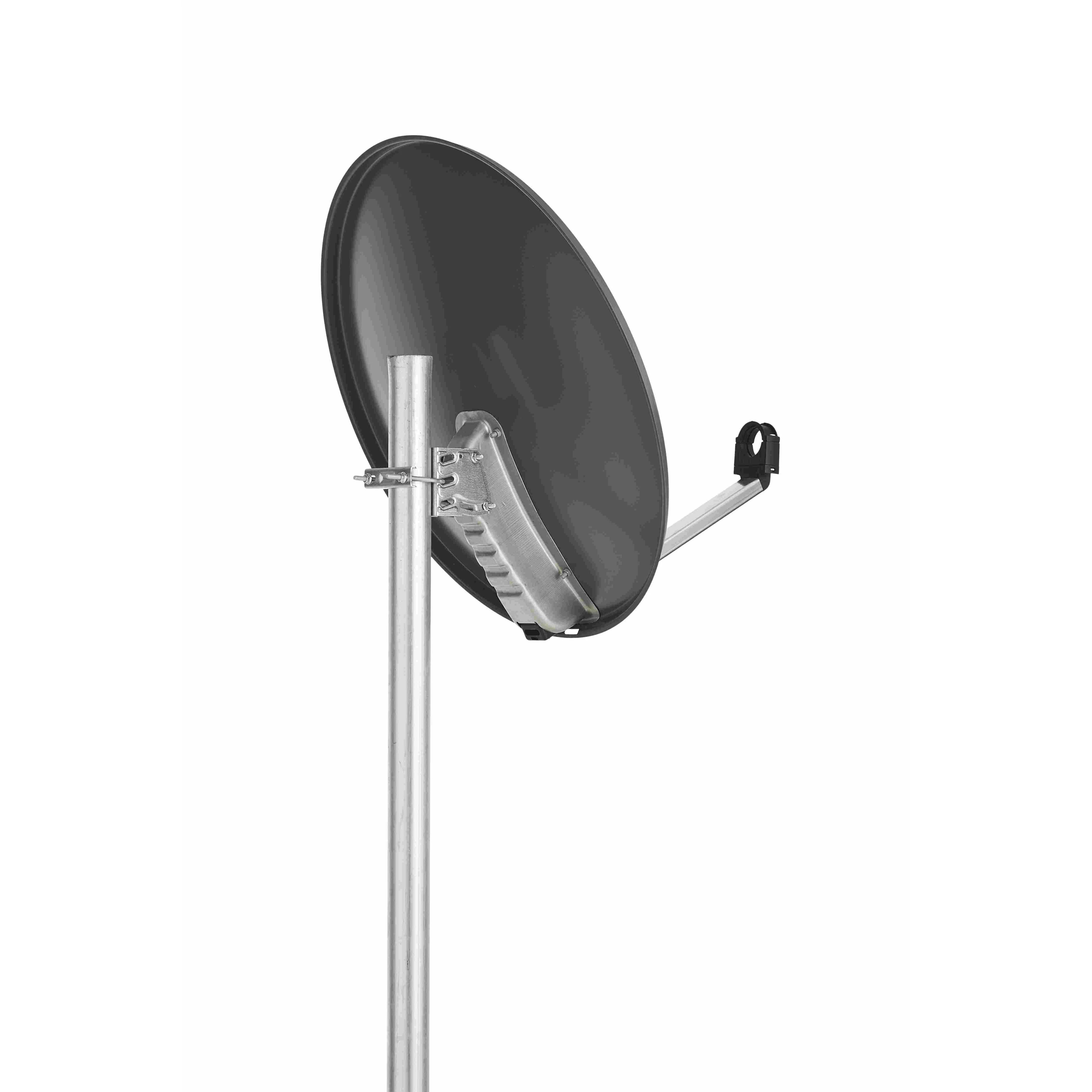 Schwarze Satellitenschüssel auf einem Metallmast gegen einen weißen Hintergrund montiert, in Seitenansicht gezeigt.