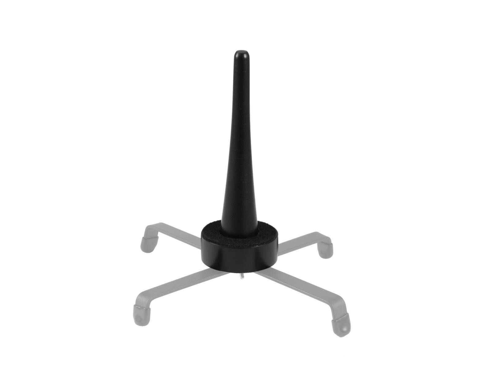 Eine schwarze, konische Skulptur, die auf einem Metallständer mit Rollen montiert ist, vor einem weißen Hintergrund.