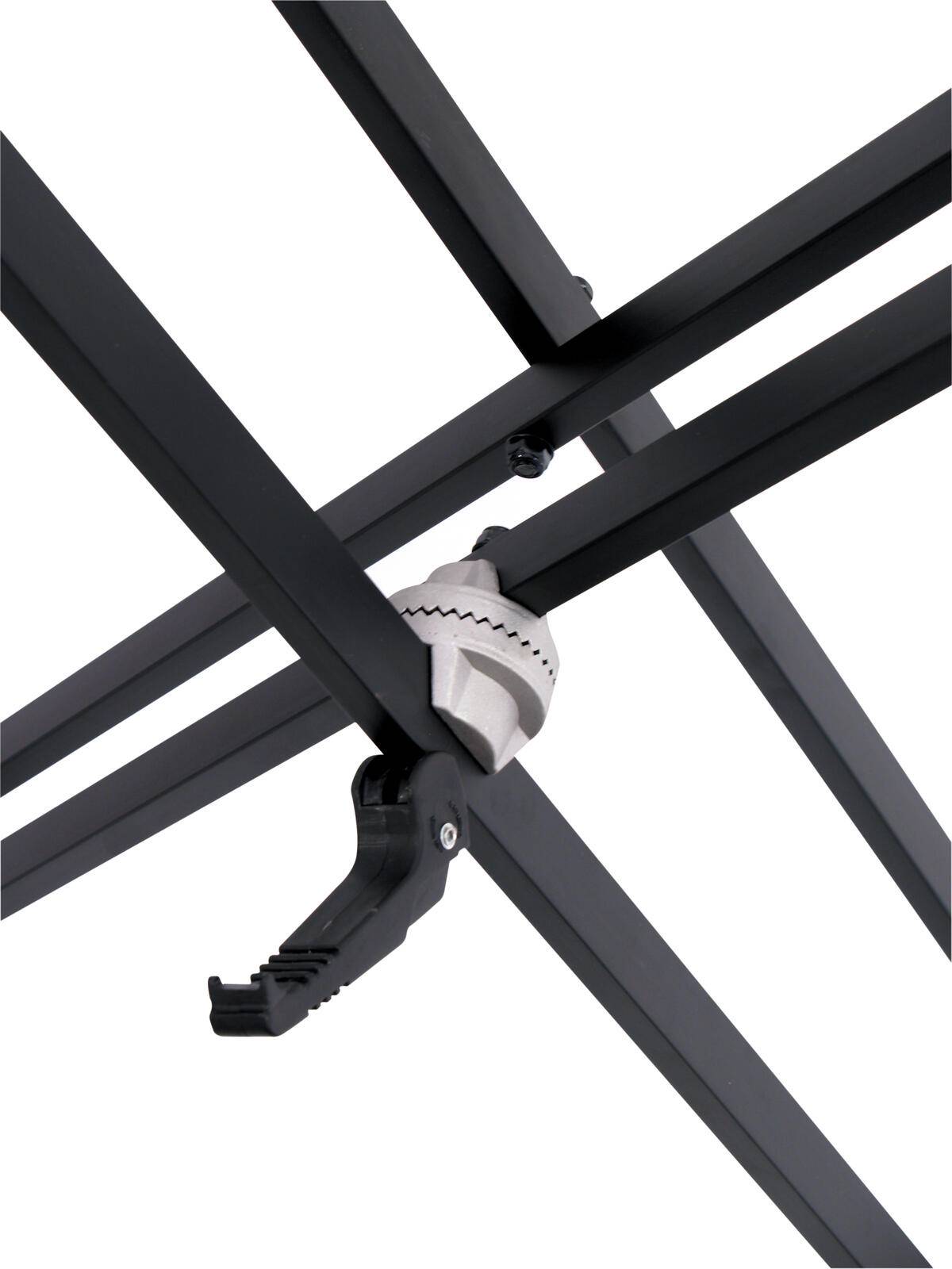 Detailaufnahme eines schwarzen Metallrahmens mit verstellbaren Gelenken und einem Verschlussmechanismus, höchstwahrscheinlich Teil einer faltbaren Konstruktion wie einem Tisch oder Stativ.